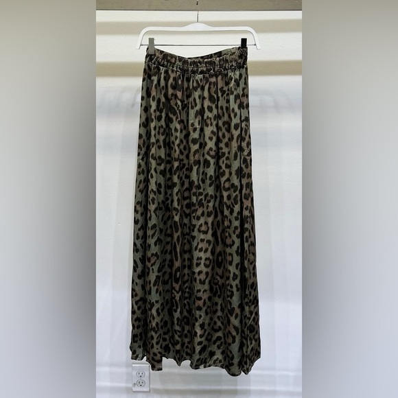 (83867-CHEE-ARM) CHEETAH PRINT ELASTIC WAIST SILKY MAXI SKIRT - Picture 2 of 7